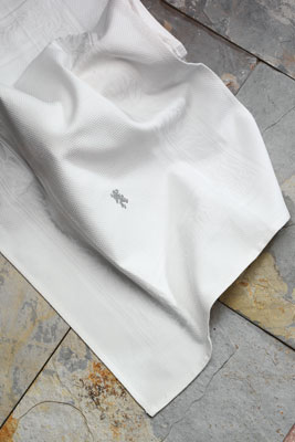 Anna Sova’s elegant guest towels are made from organic cotton with a woven jacquard pattern.